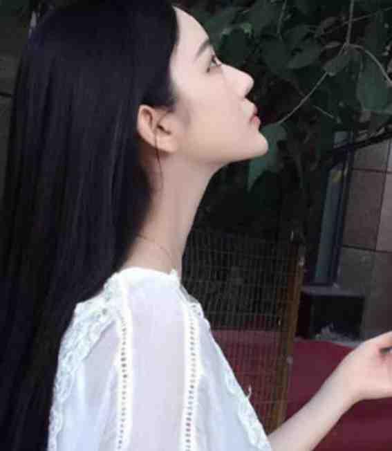 他成了女帝的入幕之宾